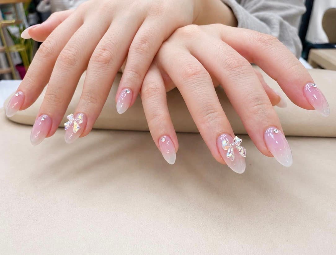 Baby boomer avec nud en cristal